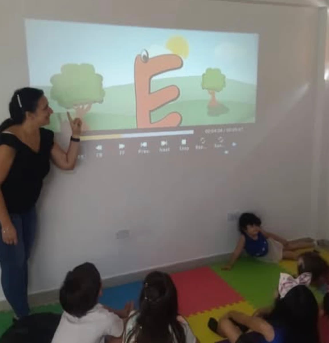 Maestra enseña las letras a los más pequeños con proyección