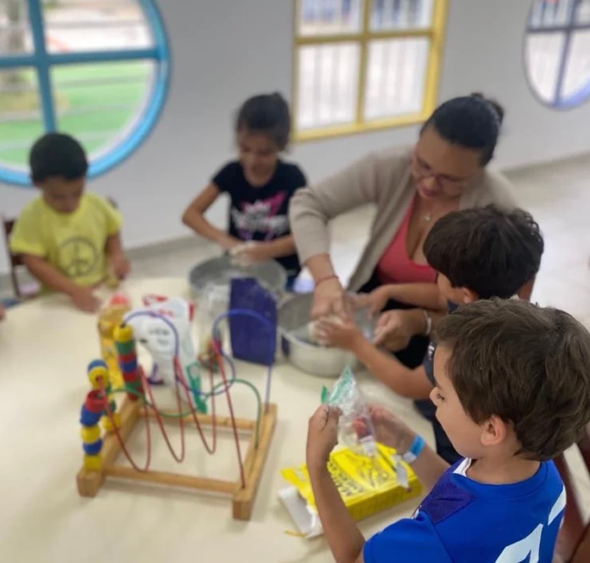 Grupo de niños en una actividad con su maestra